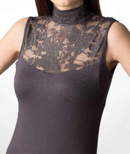 Carica l'immagine nel visualizzatore di Gallery, Maglia lupetto smanicato comfort, carré in pizzo, 92% modal, 8% elastomero - IntimoCamy