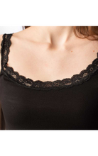 Carica l'immagine nel visualizzatore di Gallery, Top donna comfort in modal con spalline, fondo in pizzo, 92% modal, 8% elastomero - IntimoCamy