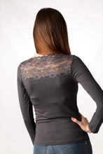 Carica l'immagine nel visualizzatore di Gallery, Maglia manica lunga modal con scollo a barchetta in pizzo 92% modal 8% elastomero - IntimoCamy