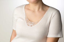 Carica l'immagine nel visualizzatore di Gallery, Camiciola mezza manica donna lana/cotone con inserto Macramè - IntimoCamy