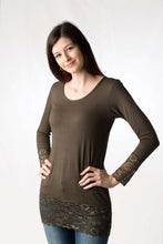 Carica l'immagine nel visualizzatore di Gallery, Maxi maglia girocollo, fondo in modal e maniche con pizzo, 92% modal, 8% elastomero - IntimoCamy